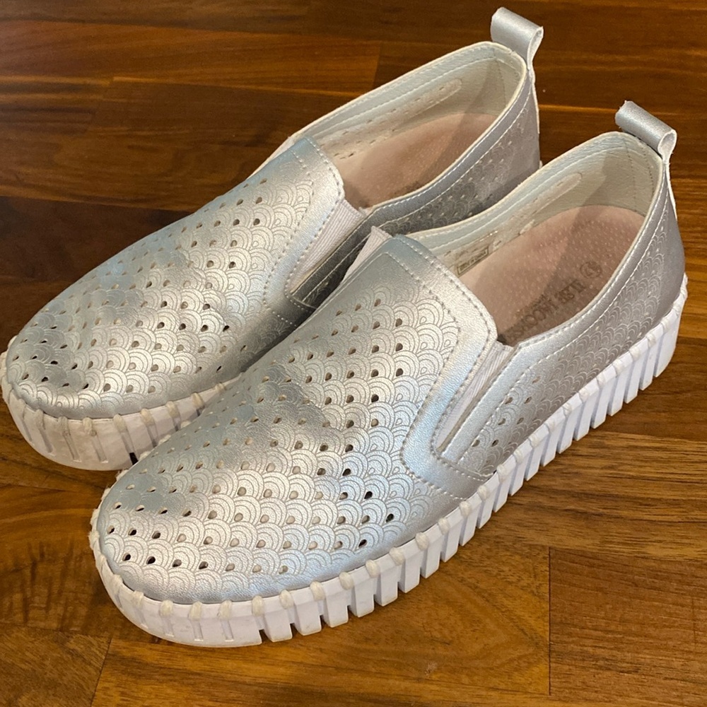 Isle Jacobsen Women’s Silver Slip On 37